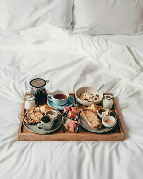 Plateau de petit-déjeuner sur une couette blanche