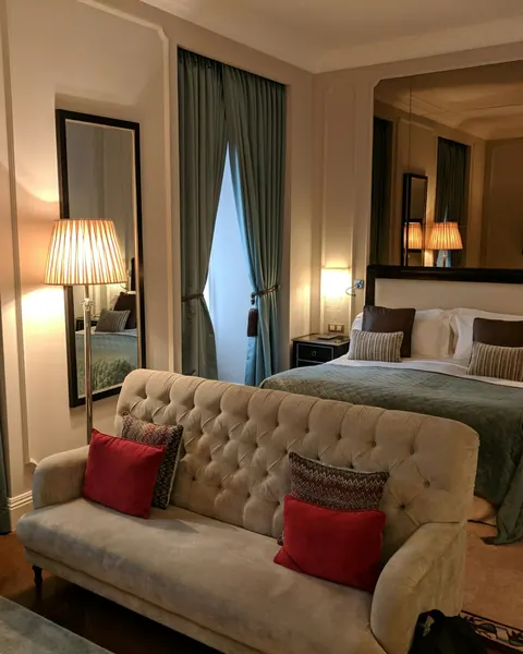 Chambre de la suite, canapé capitonné au pied du lit